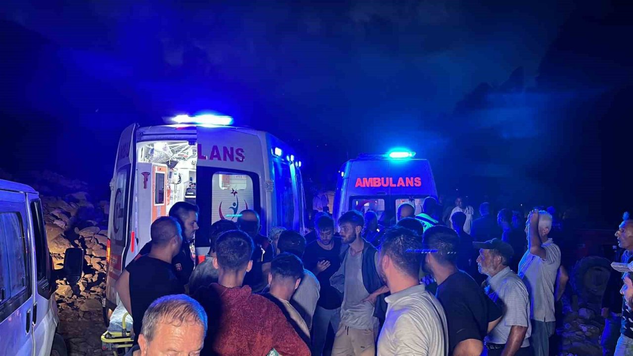 Fındık işçilerini taşıyan traktör şarampole yuvarlandı: 13 yaralı