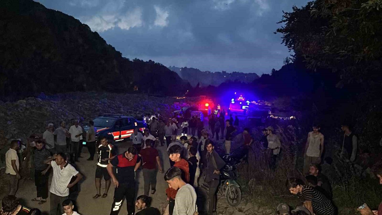 Fındık işçilerini taşıyan traktör şarampole yuvarlandı: 13 yaralı