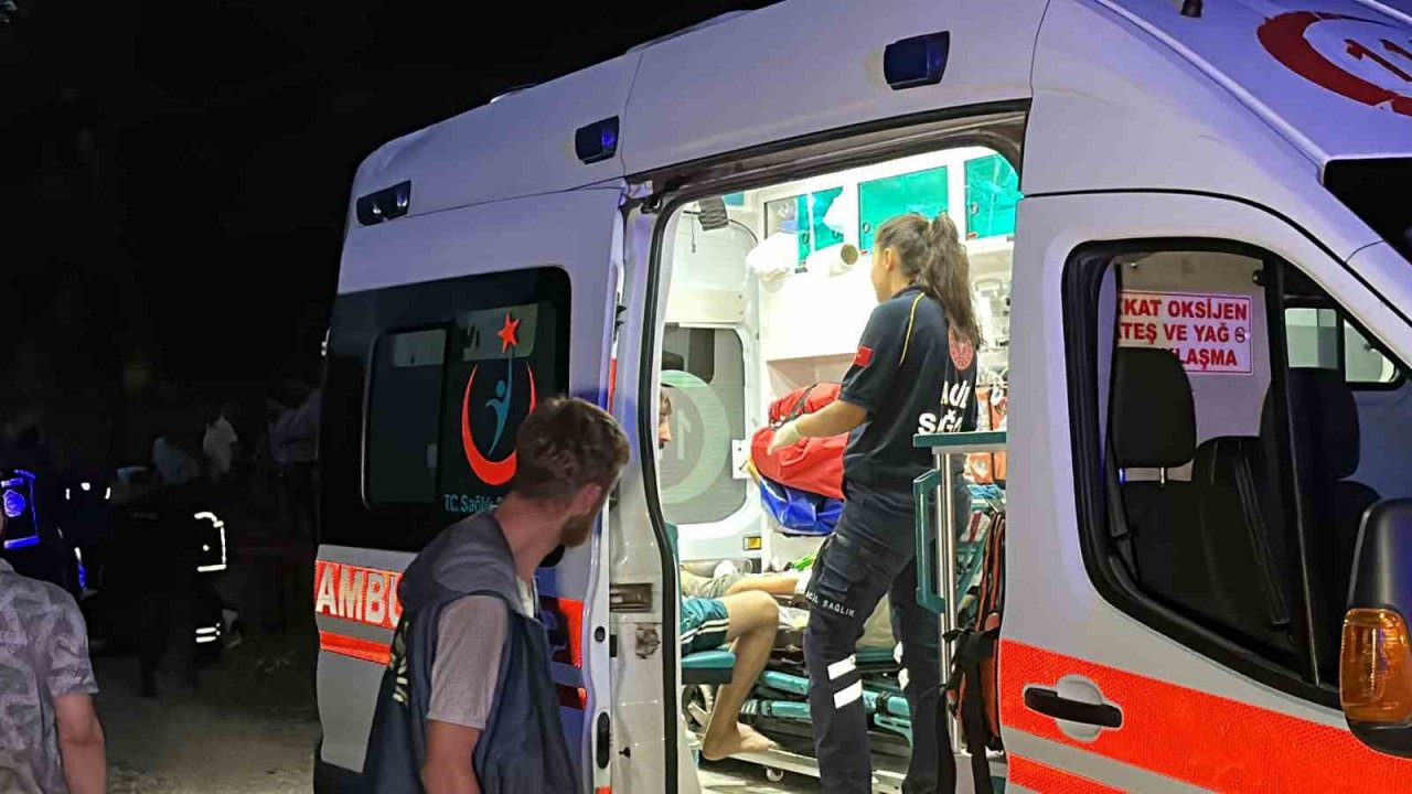 Fındık işçilerini taşıyan traktör şarampole yuvarlandı: 13 yaralı