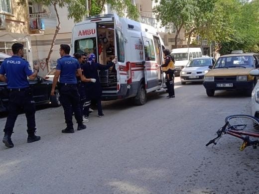 Otomobilin bisikletli şahsa çarpma anı kameralara yansıdı