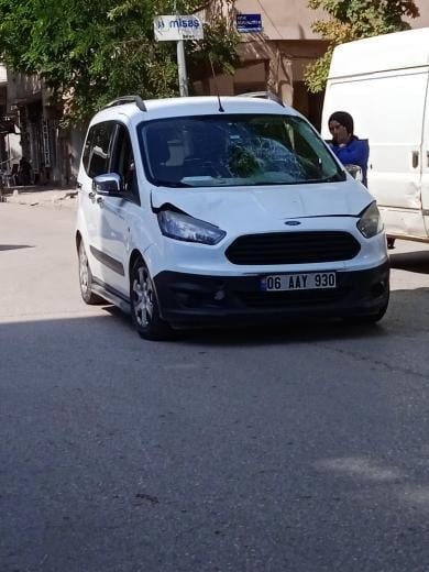 Otomobilin bisikletli şahsa çarpma anı kameralara yansıdı