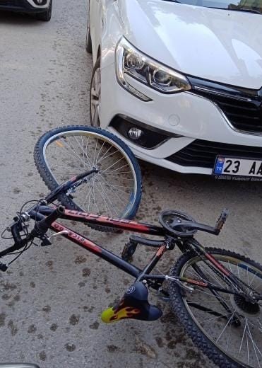 Otomobilin bisikletli şahsa çarpma anı kameralara yansıdı