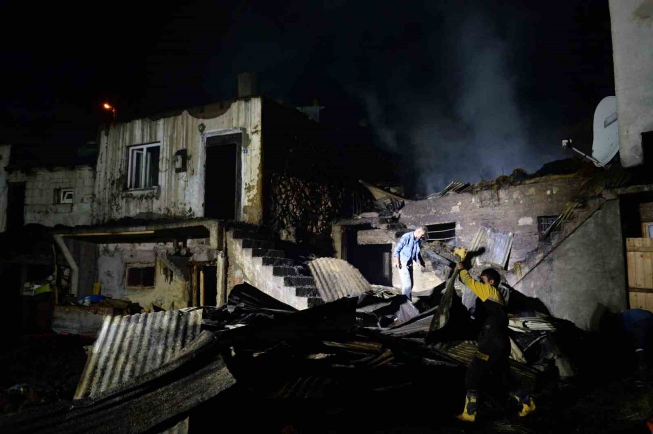 Erzurum Valisi Mustafa Çiftçi, 8 evin kül olduğu köyde incelemelerde bulundu