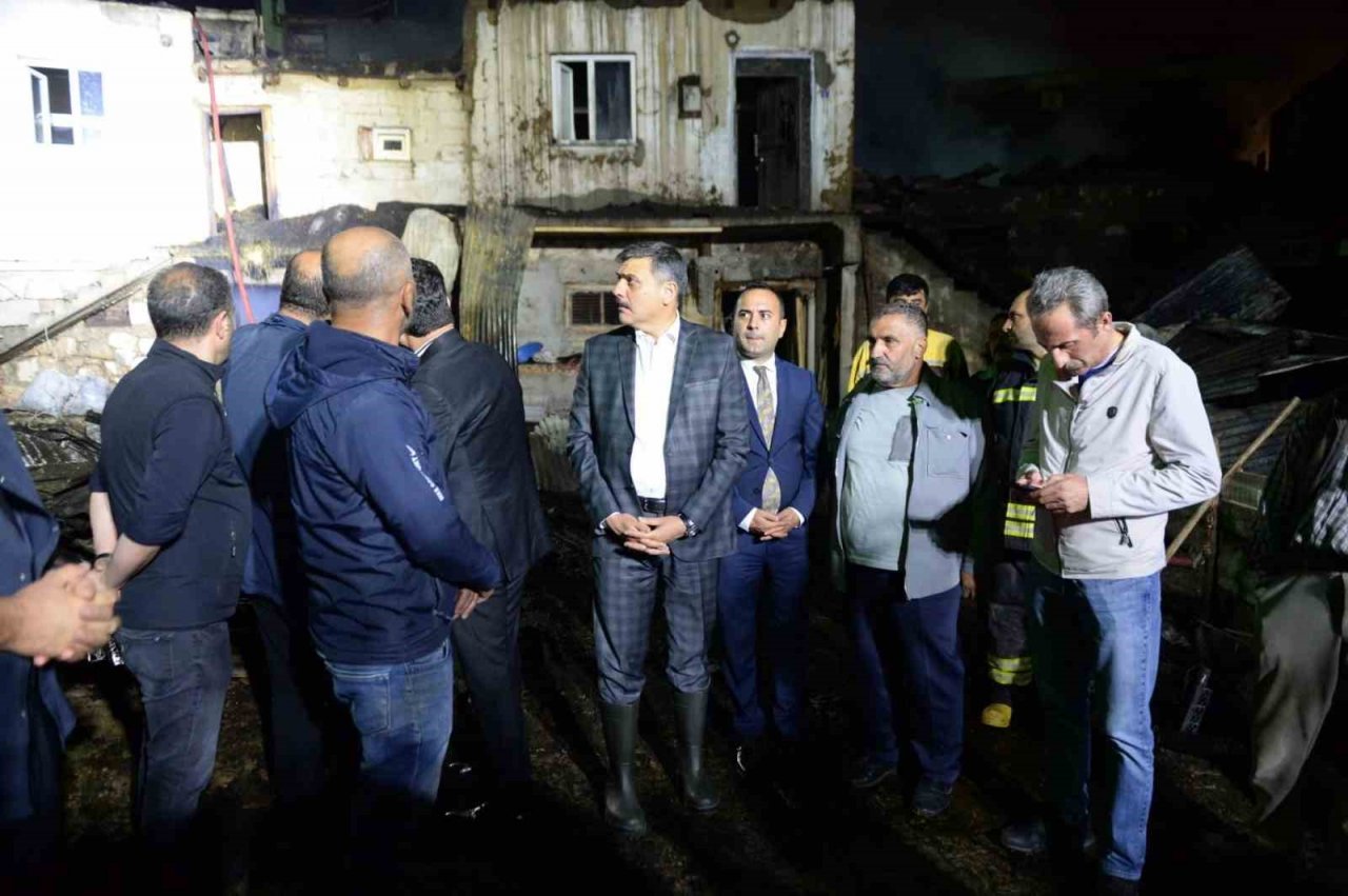 Erzurum Valisi Mustafa Çiftçi, 8 evin kül olduğu köyde incelemelerde bulundu