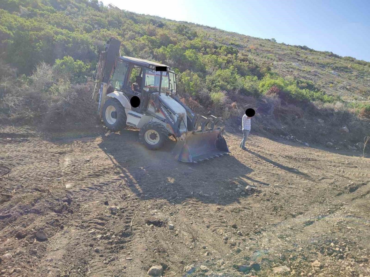 Hazineye ait araziden toprak alırken yakalandı