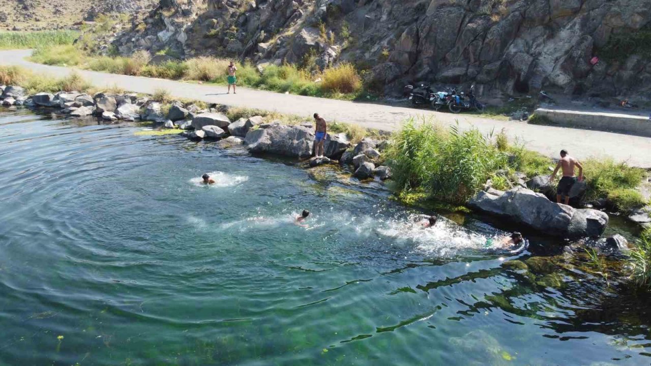 Ağrı Dağı eteklerinde yüzme keyfi