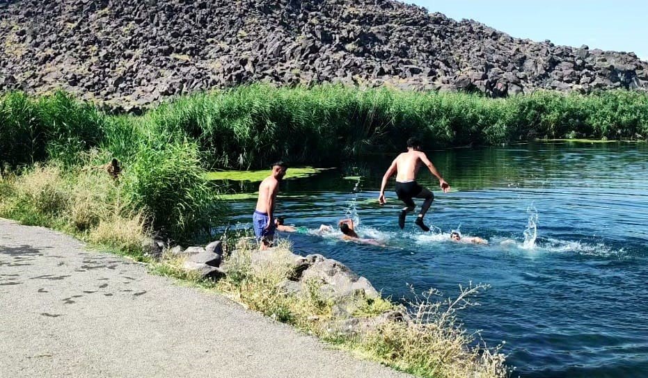 Ağrı Dağı eteklerinde yüzme keyfi