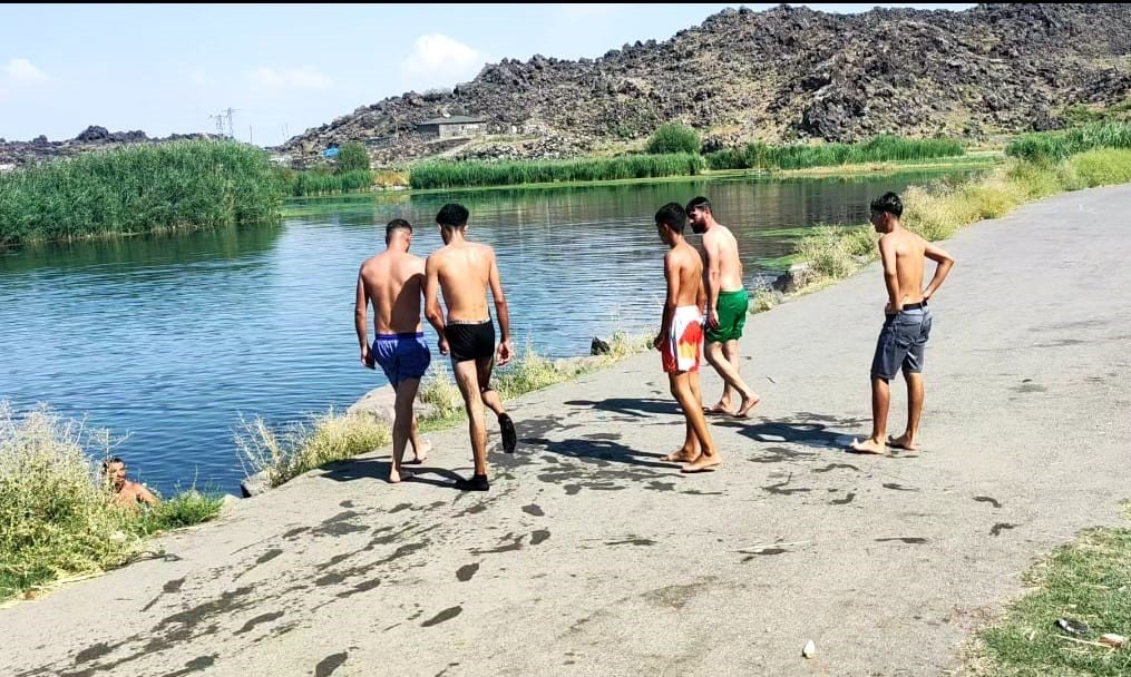 Ağrı Dağı eteklerinde yüzme keyfi