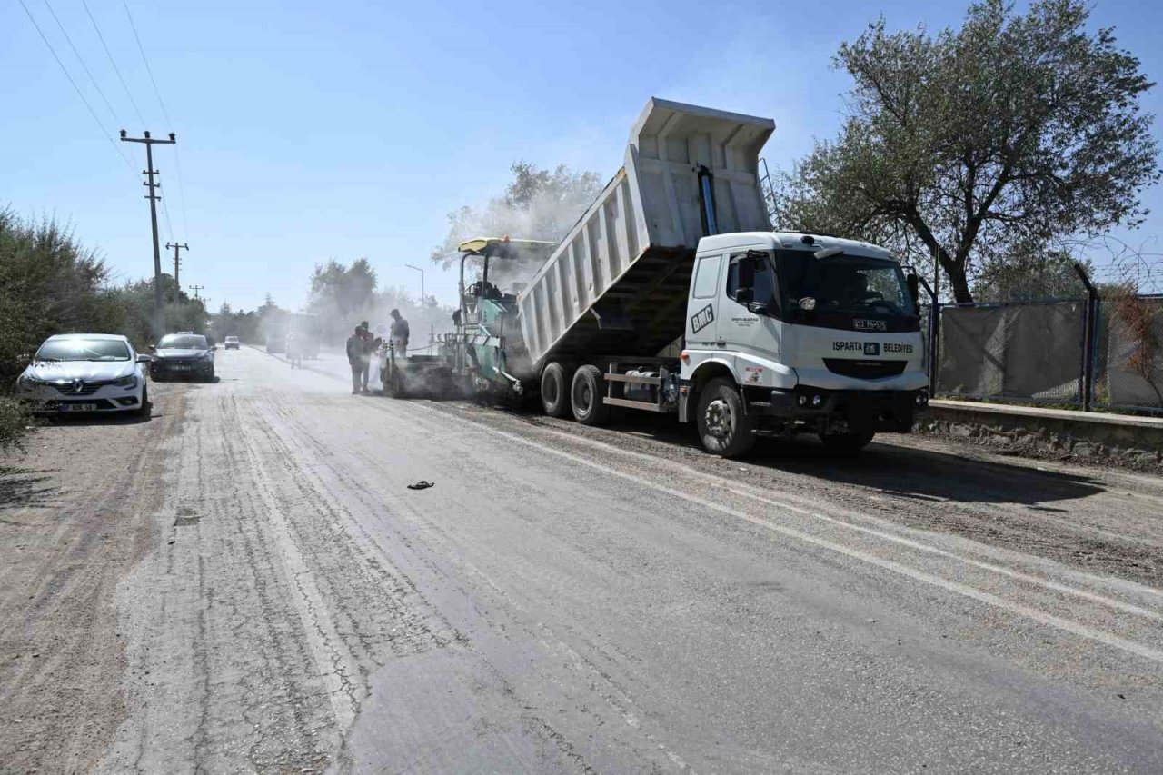 Isparta Belediyesi tarafından Davraz Kayak Merkezi bağlantı yolu asfaltlanıyor
