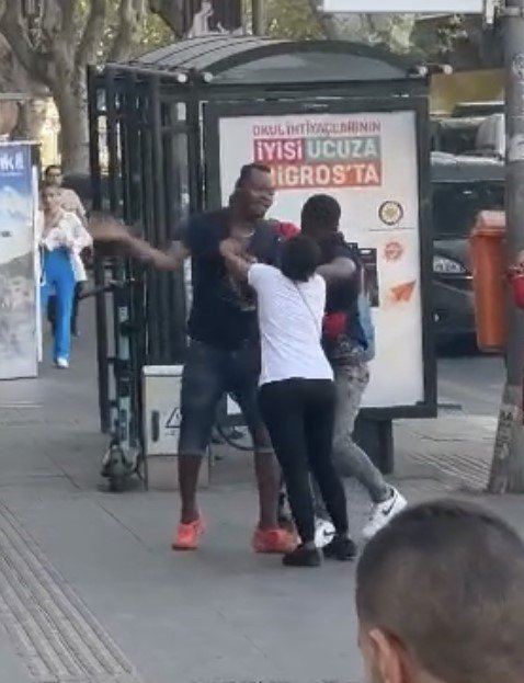 Fatih’te yabancı uyrukluların kavga anları kamerada