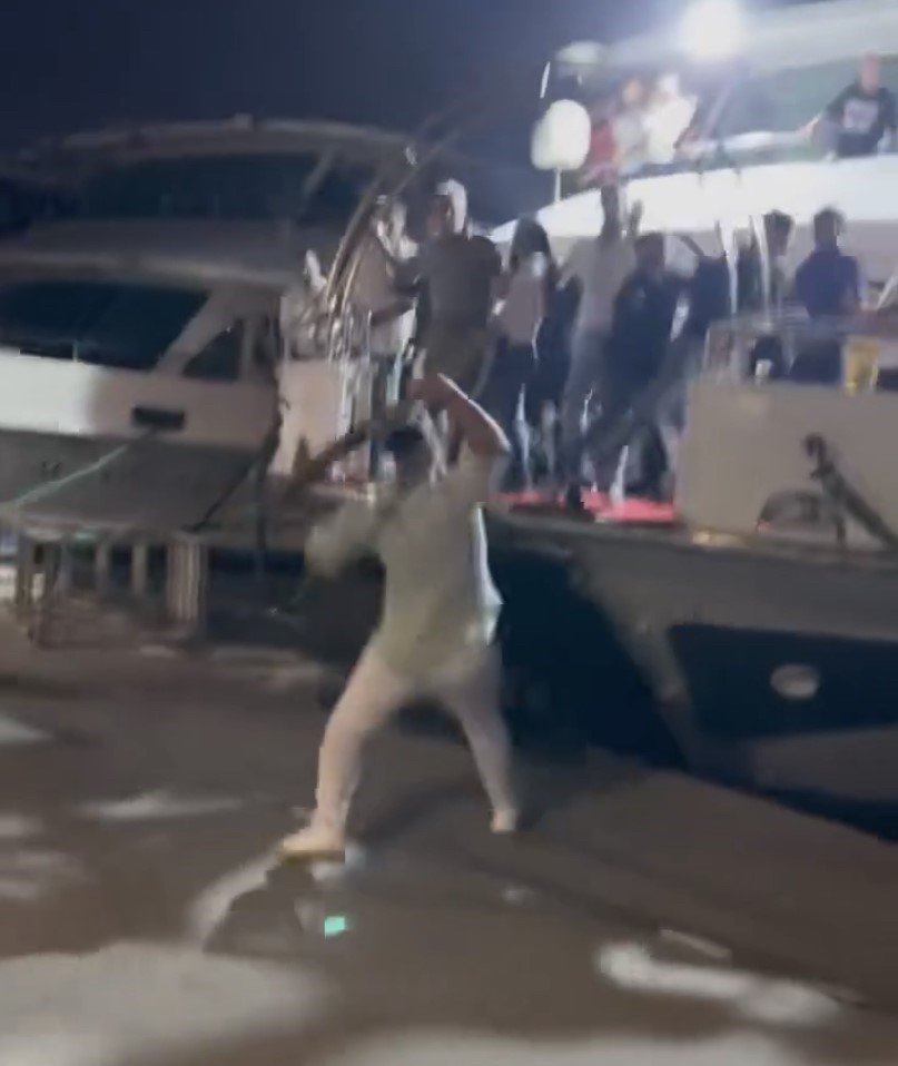 Fatih’te yabancı uyrukluların kavga anları kamerada