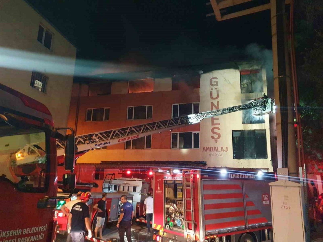 İzmir’de 4 katlı binada yangın paniği