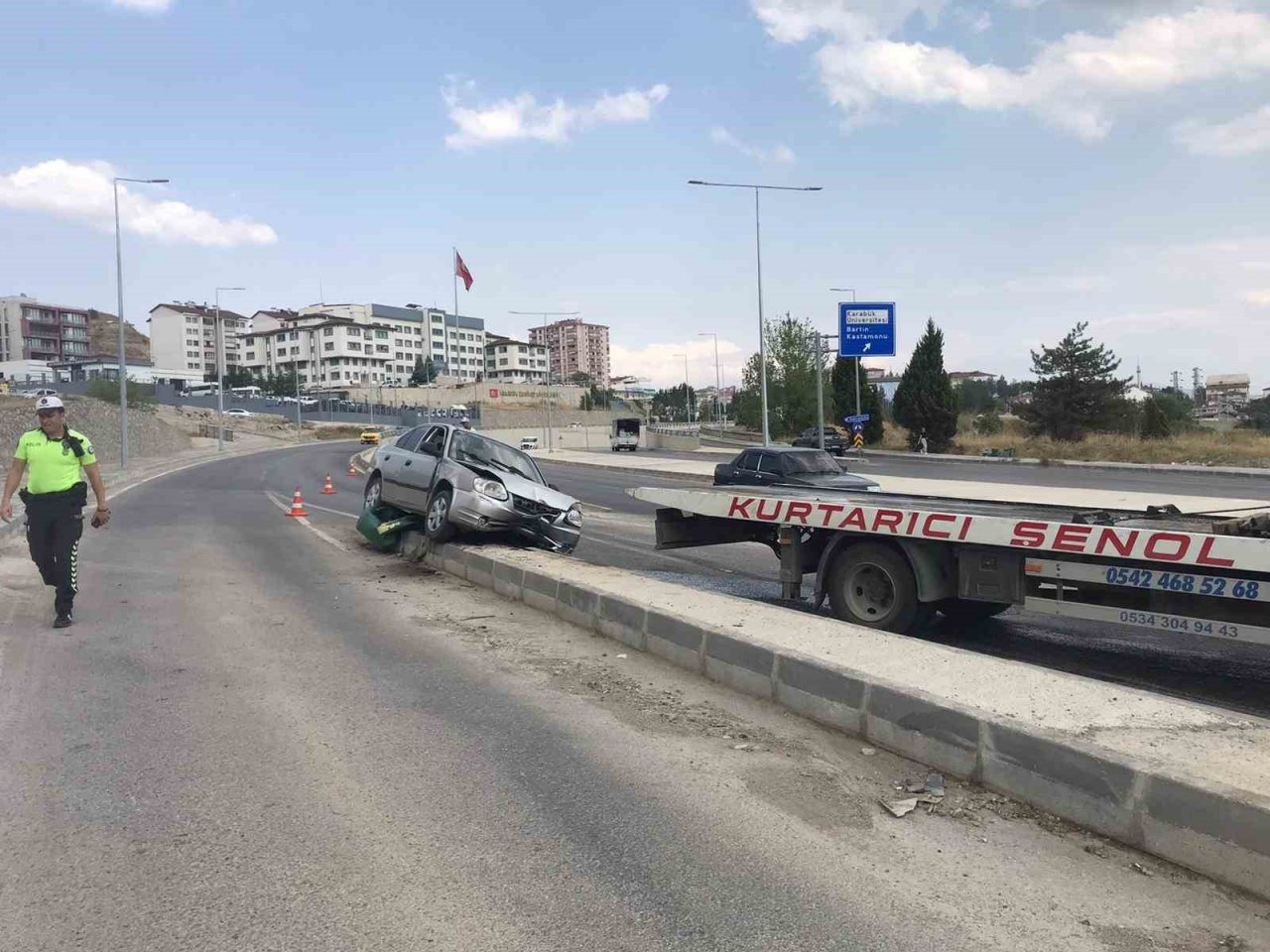 Refüje çıkan otomobildeki 2 kişi yaralandı