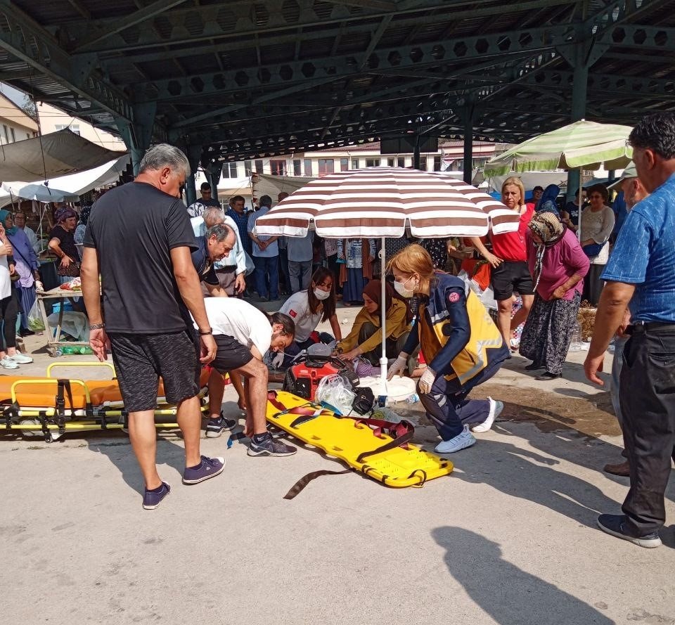 Alışveriş yapmak için için gittiği semt pazarında fenalaşan vatandaş hayatını kaybetti