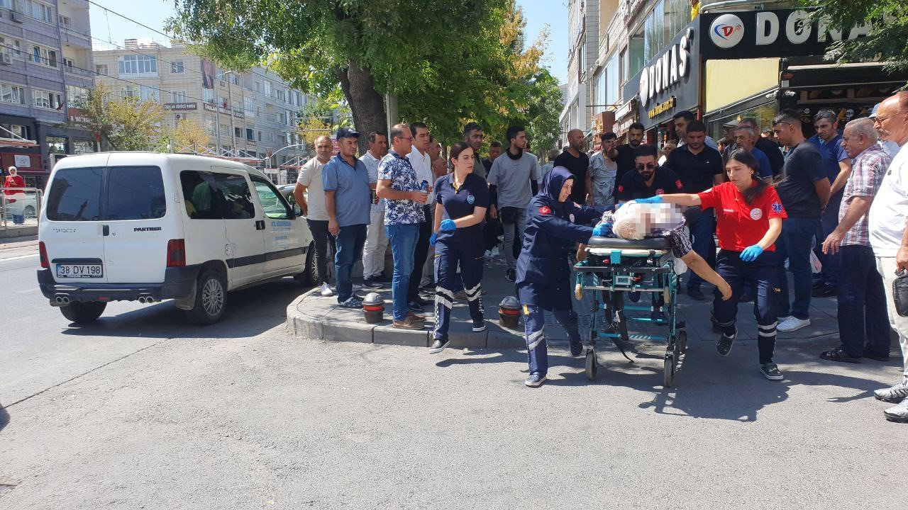 Yolda yürürken yere yığıldı, kimse ne olduğunu anlamadı