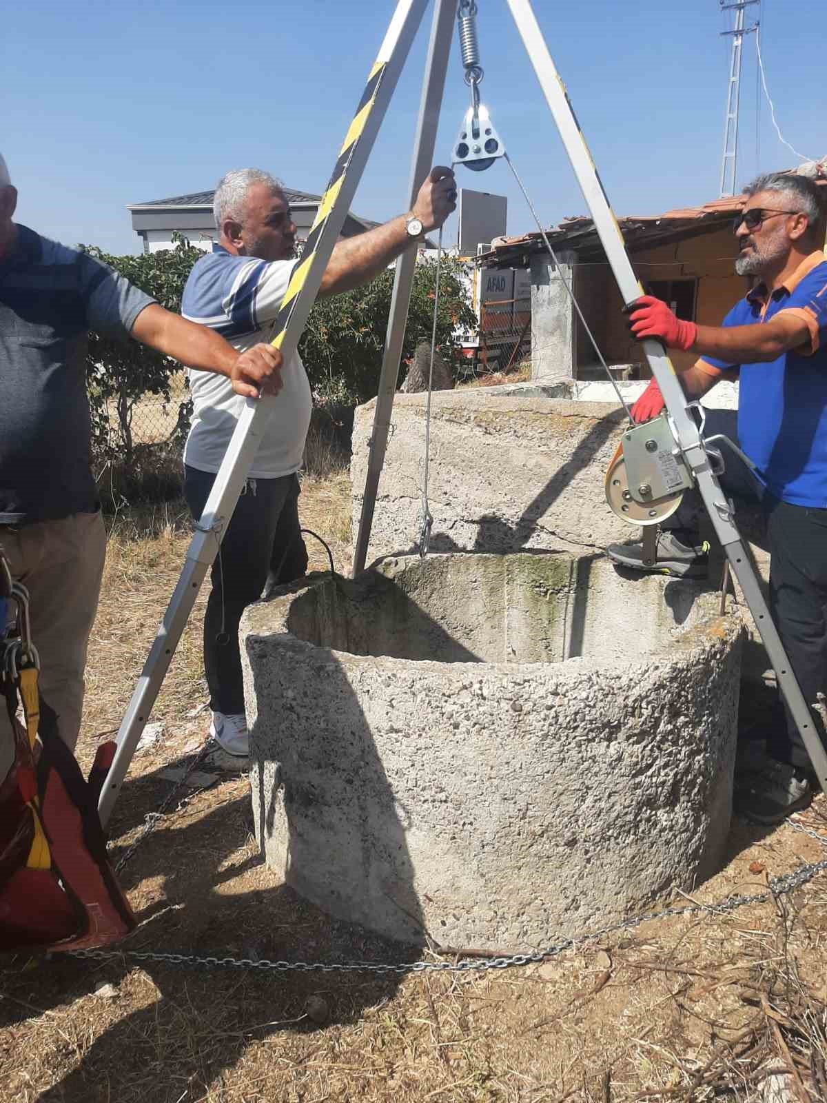 20 metrelik su kuyusuna düşen keçi kurtarıldı