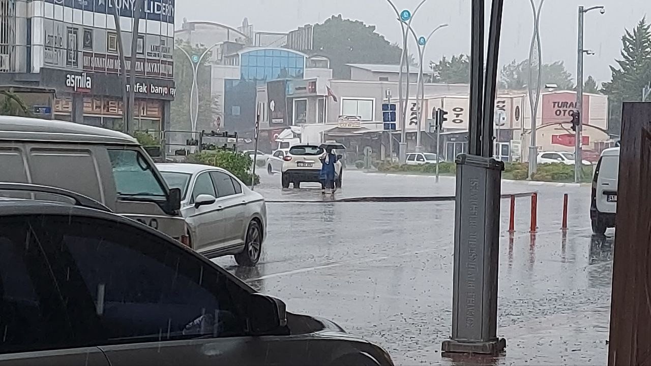 Kocaeli’de sağanak yağmur hayatı olumsuz etkiledi, caddeler sular altında kaldı