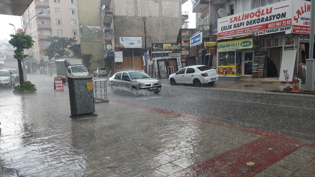 Kocaeli’de sağanak yağmur hayatı olumsuz etkiledi, caddeler sular altında kaldı