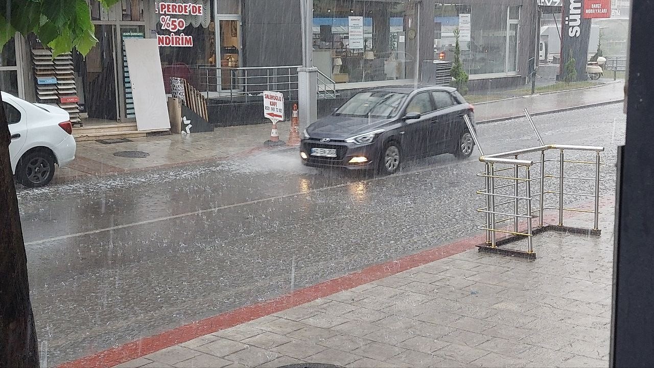Kocaeli’de sağanak yağmur hayatı olumsuz etkiledi, caddeler sular altında kaldı