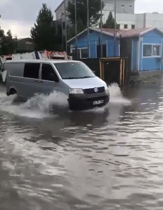 Kocaeli’de sağanak yağmur hayatı olumsuz etkiledi, caddeler sular altında kaldı
