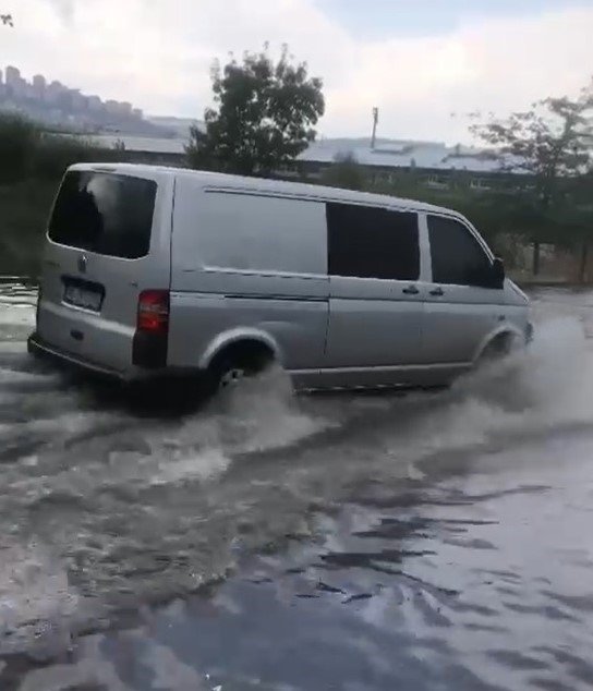 Kocaeli’de sağanak yağmur hayatı olumsuz etkiledi, caddeler sular altında kaldı