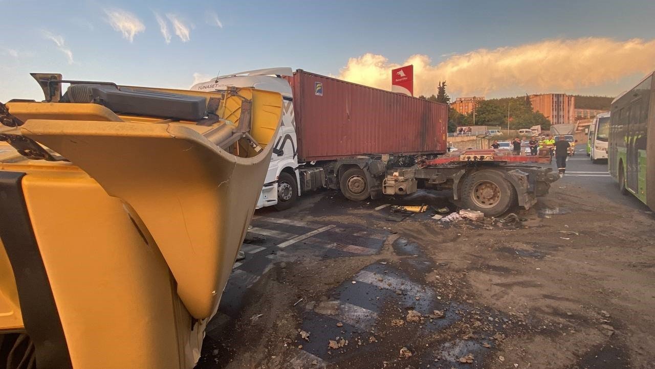 Tırın kupasının koptuğu kazada ağır yaralanan sürücü hayatını kaybetti