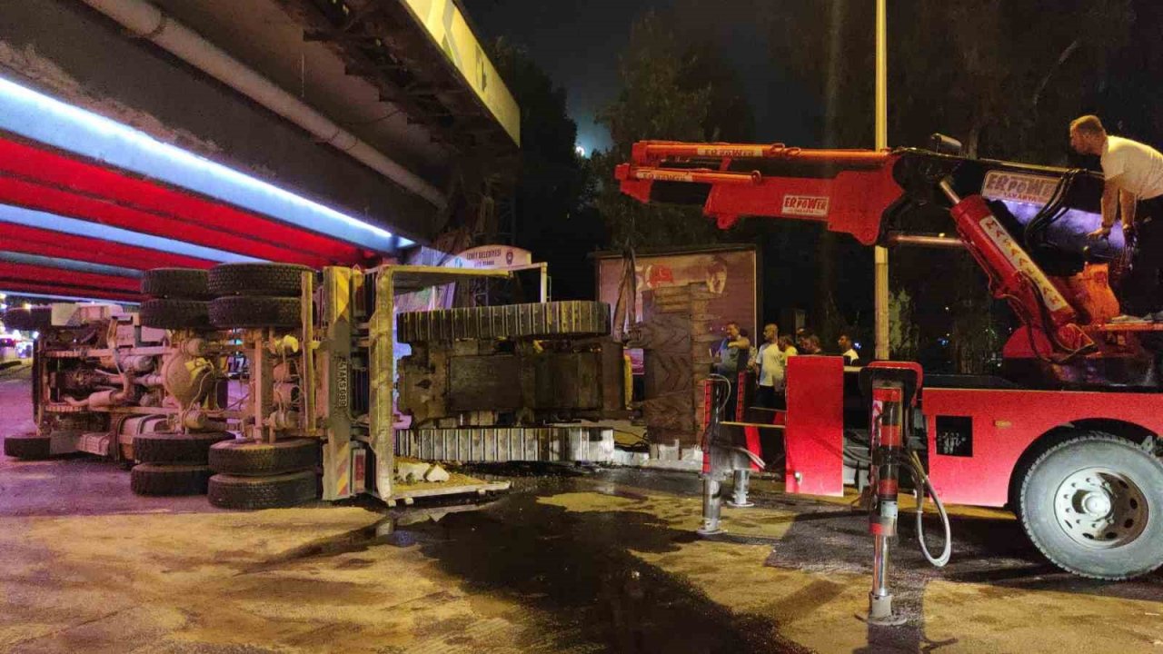 Buldozer yüklü kamyon alt geçidin tavanına çarpıp devrildi