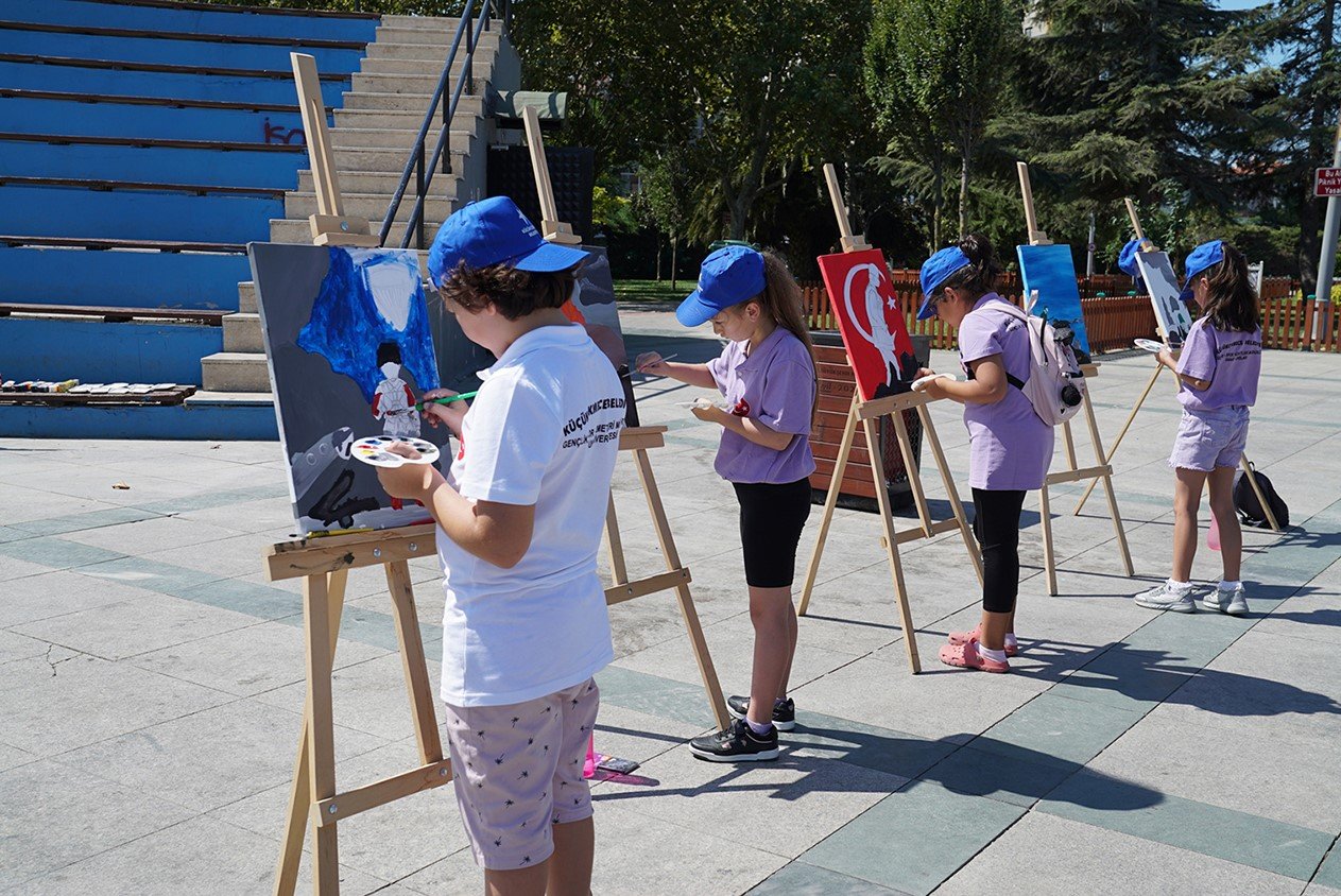 Küçükçekmeceli çocuklar, zafer haftası etkinliklerinde bir araya geldi