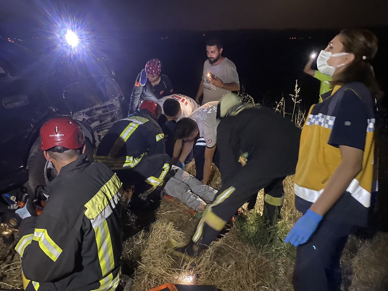 Kontrolden çıkan otomobil tarlaya uçtu; 4 yaralı