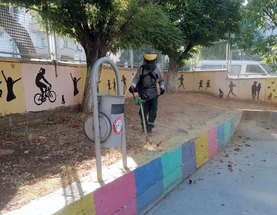 Menteşe’deki okullarda yeni dönem öncesi bahçe temizliği