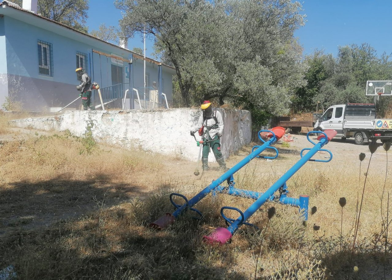 Menteşe’deki okullarda yeni dönem öncesi bahçe temizliği