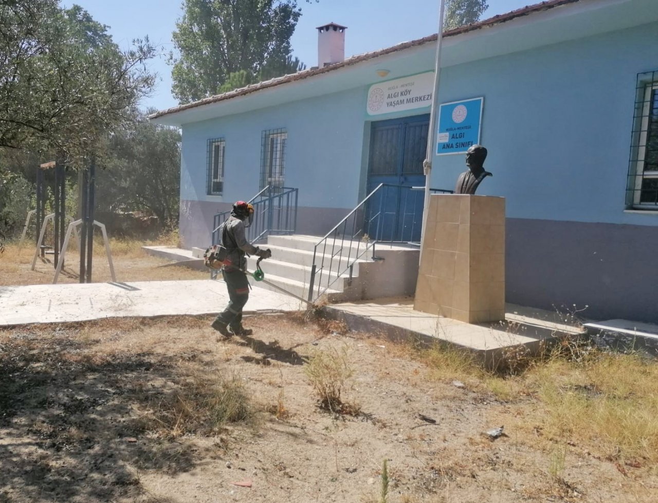 Menteşe’deki okullarda yeni dönem öncesi bahçe temizliği