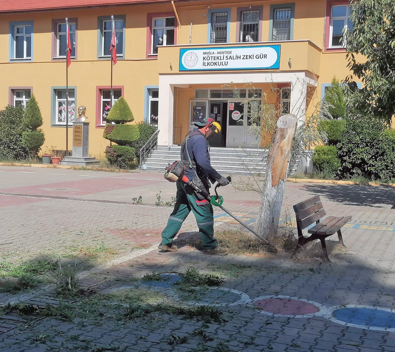 Menteşe’deki okullarda yeni dönem öncesi bahçe temizliği