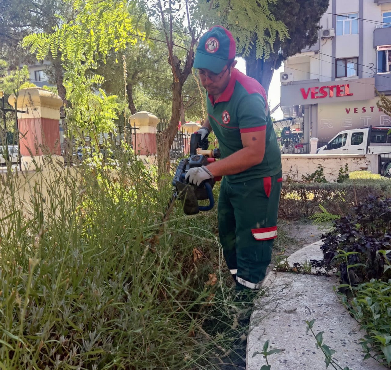 Menteşe’deki okullarda yeni dönem öncesi bahçe temizliği