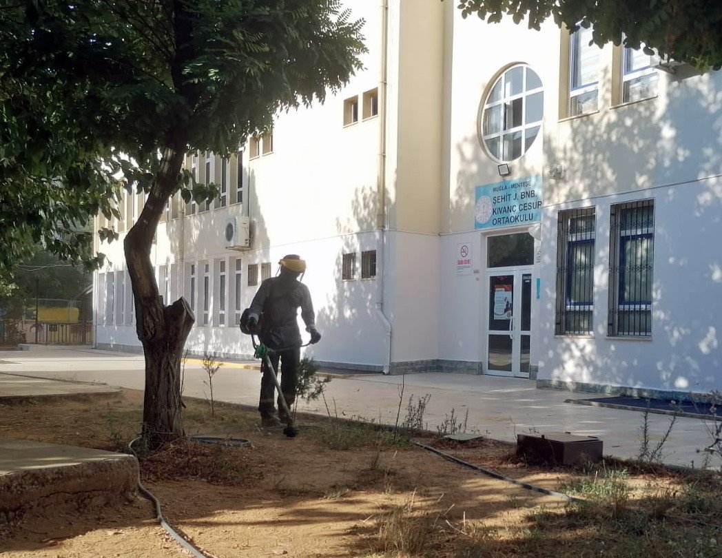 Menteşe’deki okullarda yeni dönem öncesi bahçe temizliği