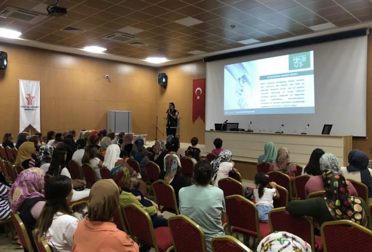 Kozan’da ’En iyi narkotik polisi: Anne’ eğitimleri gerçekleştirildi