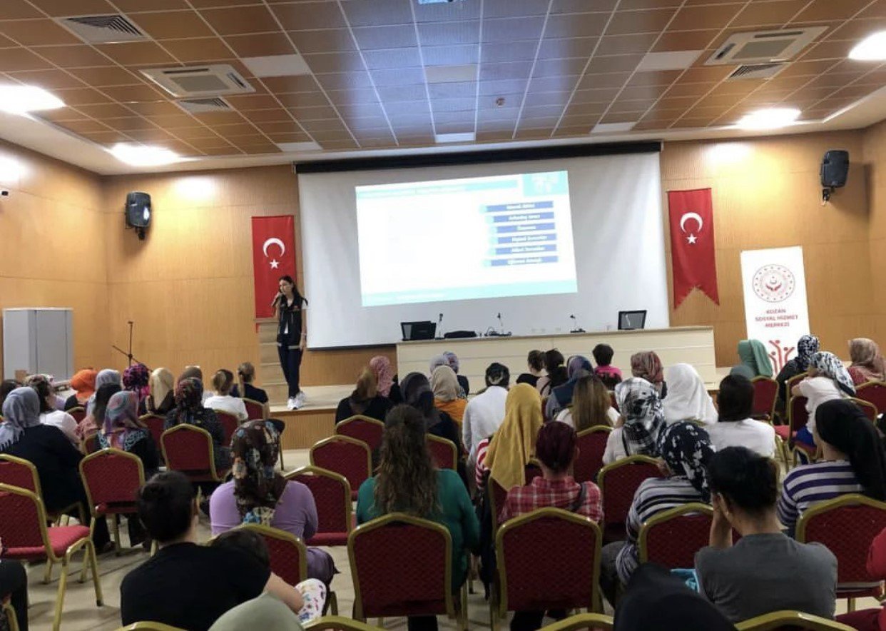 Kozan’da ’En iyi narkotik polisi: Anne’ eğitimleri gerçekleştirildi