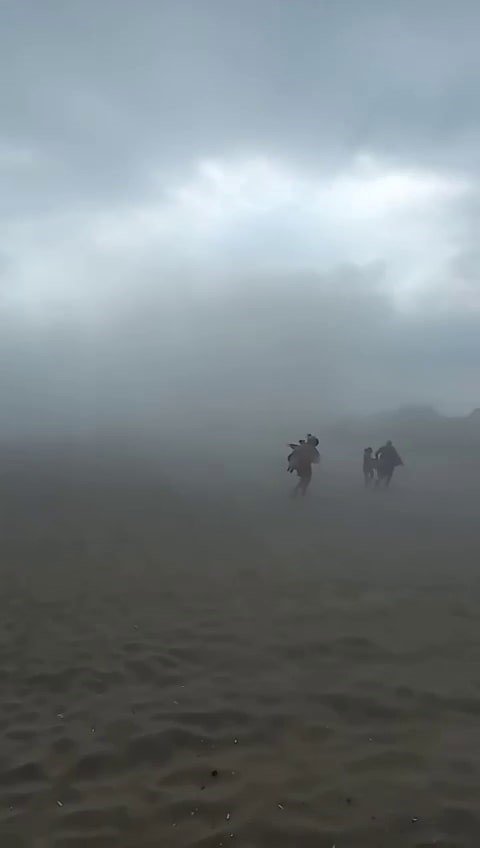 Sahilde çıkan fırtına ortalığı savaş alanına çevirdi: Vatandaş zor anlar yaşadı