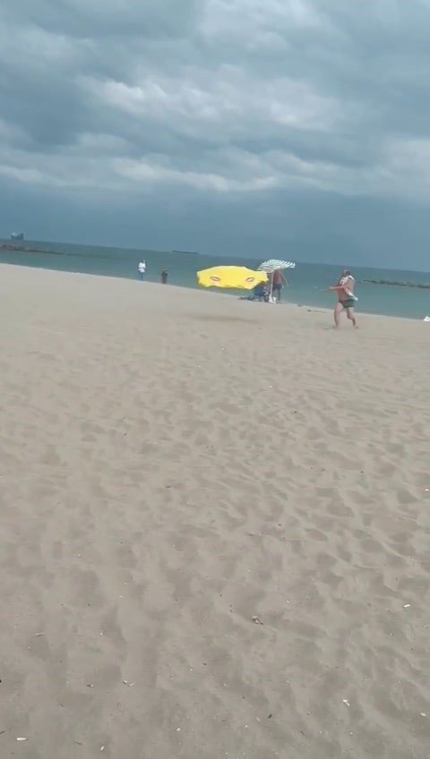 Sahilde çıkan fırtına ortalığı savaş alanına çevirdi: Vatandaş zor anlar yaşadı