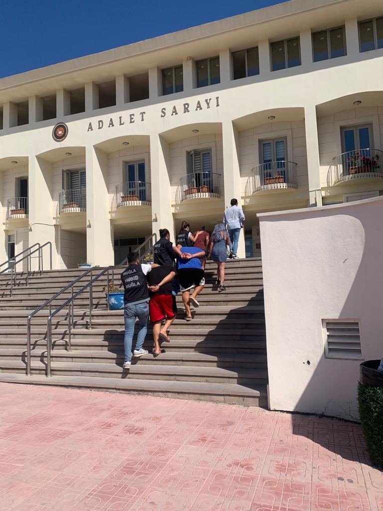 Uyuşturucuyu kamp alanına gömmüşler