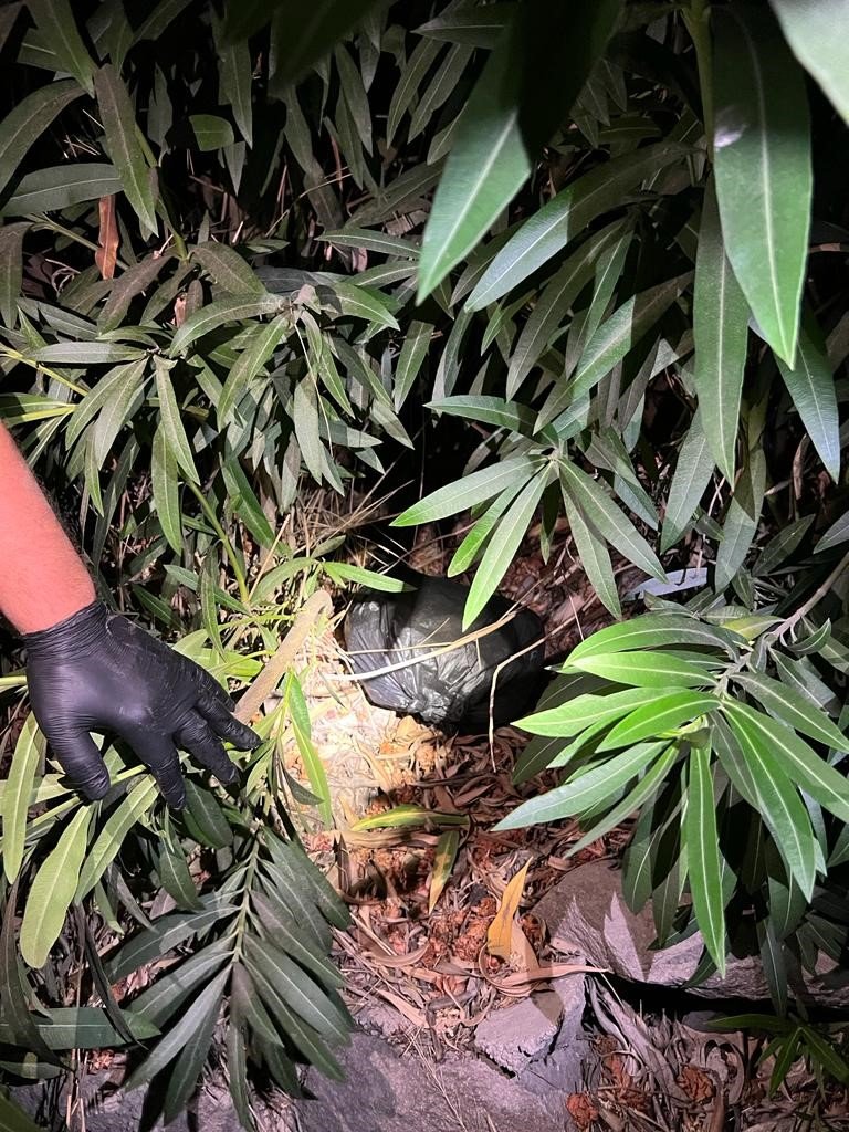 Uyuşturucuyu kamp alanına gömmüşler