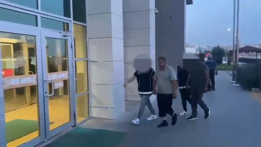 Balık istifi göçmen kaçakçılığı: Araçtan 12 kişi çıktı