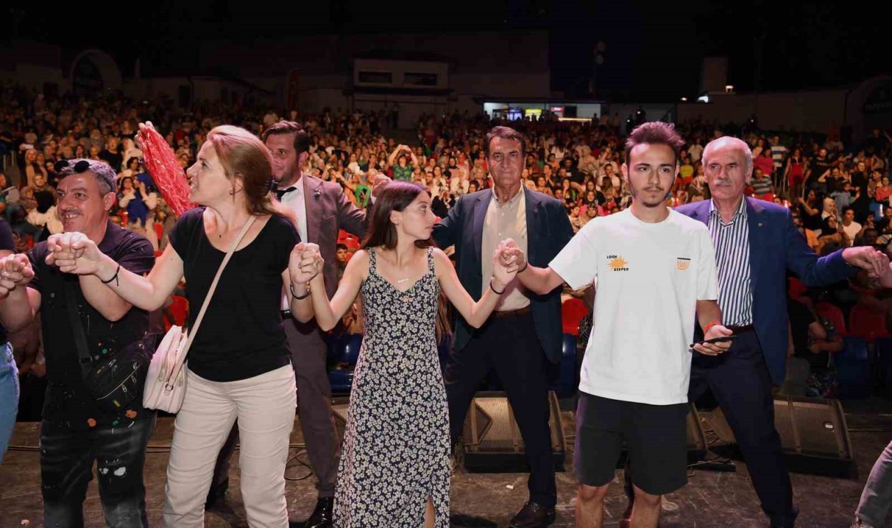 Osmangazi’de Balkan coşkusu Açık Hava Tiyatrosu’na sığmadı