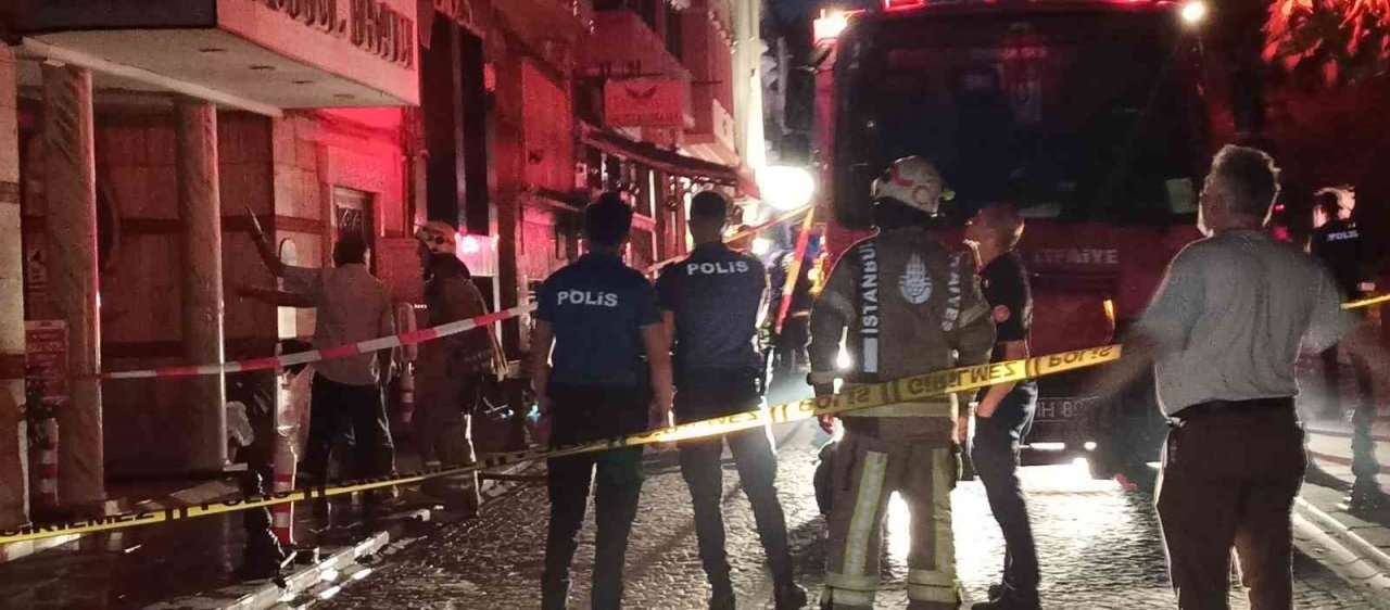Fatih’te 5 katlı otelde yangın paniği: 40 kişi tahliye edildi