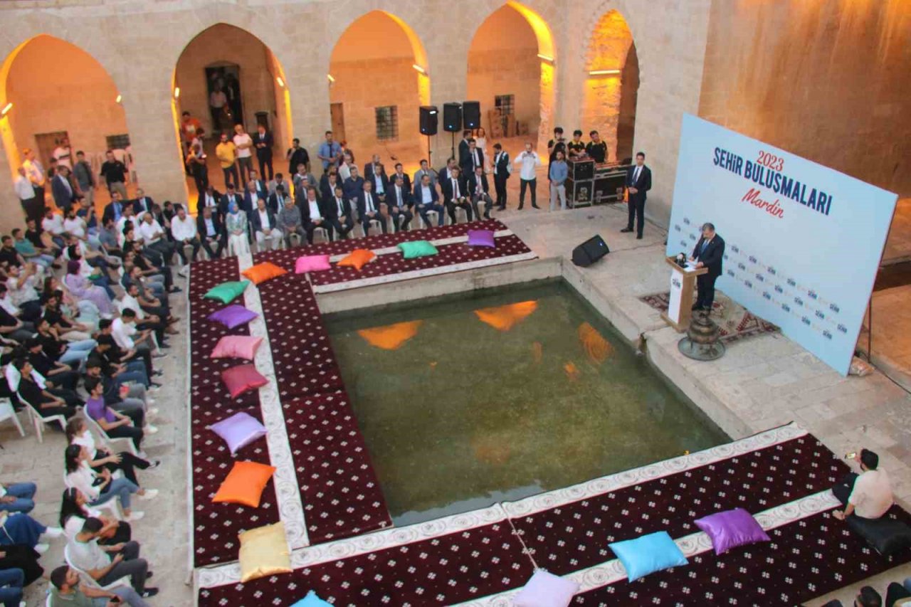 Bakan Koca, Kasımiye Medresesi’nde gençlerle buluştu