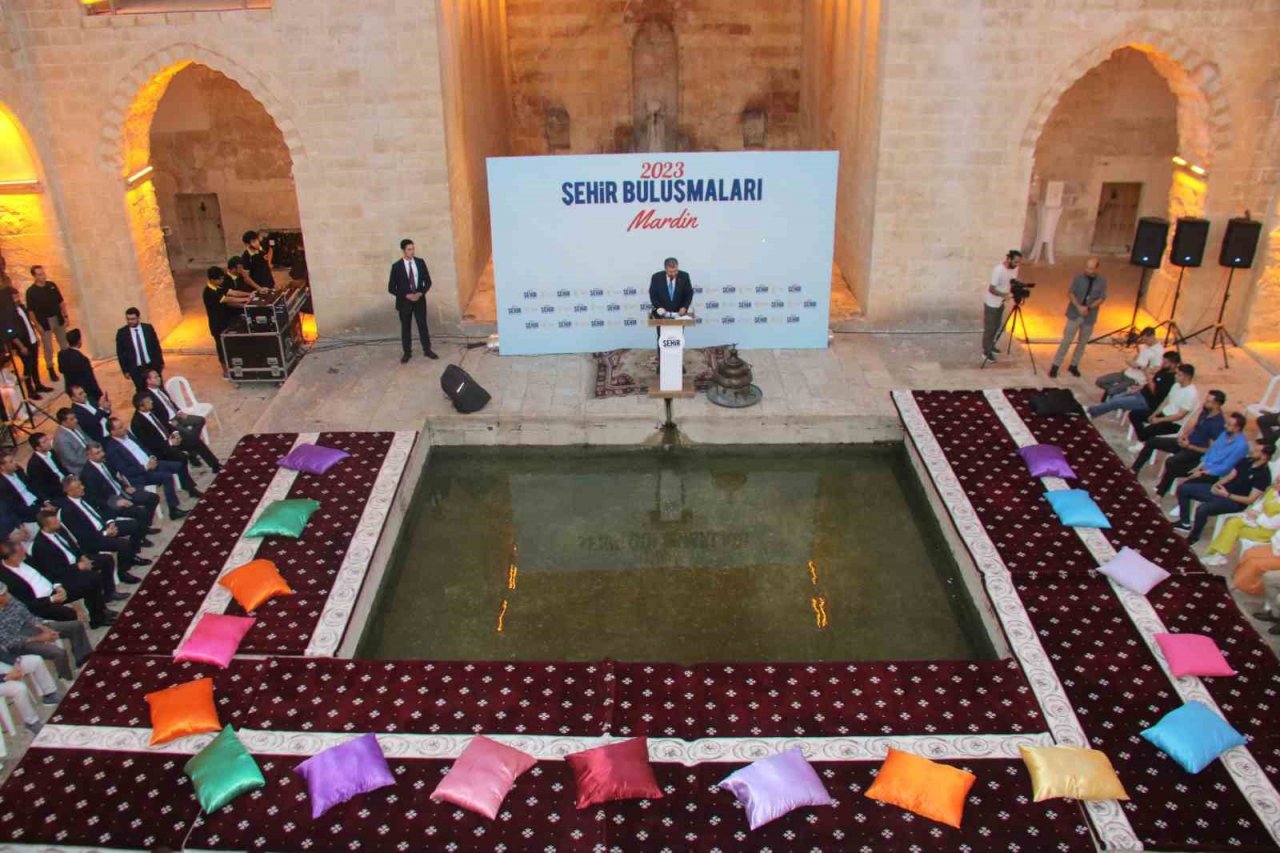 Bakan Koca, Kasımiye Medresesi’nde gençlerle buluştu