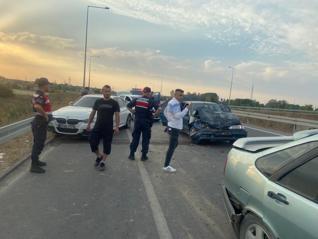 3 otomobilin karıştığı zincirleme kazada 1’i bebek toplamda 2 kişi yaralandı