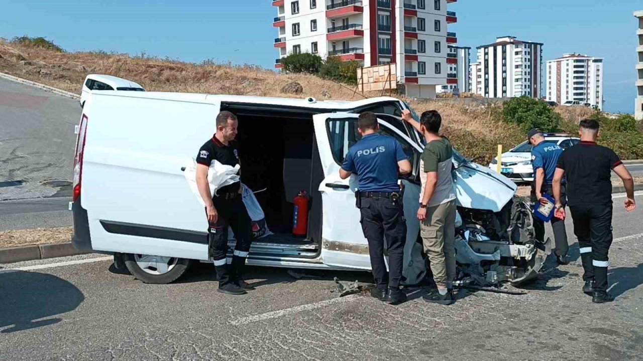 Para dolu nakil aracı otobüsle çarpıştı: 4 yaralı