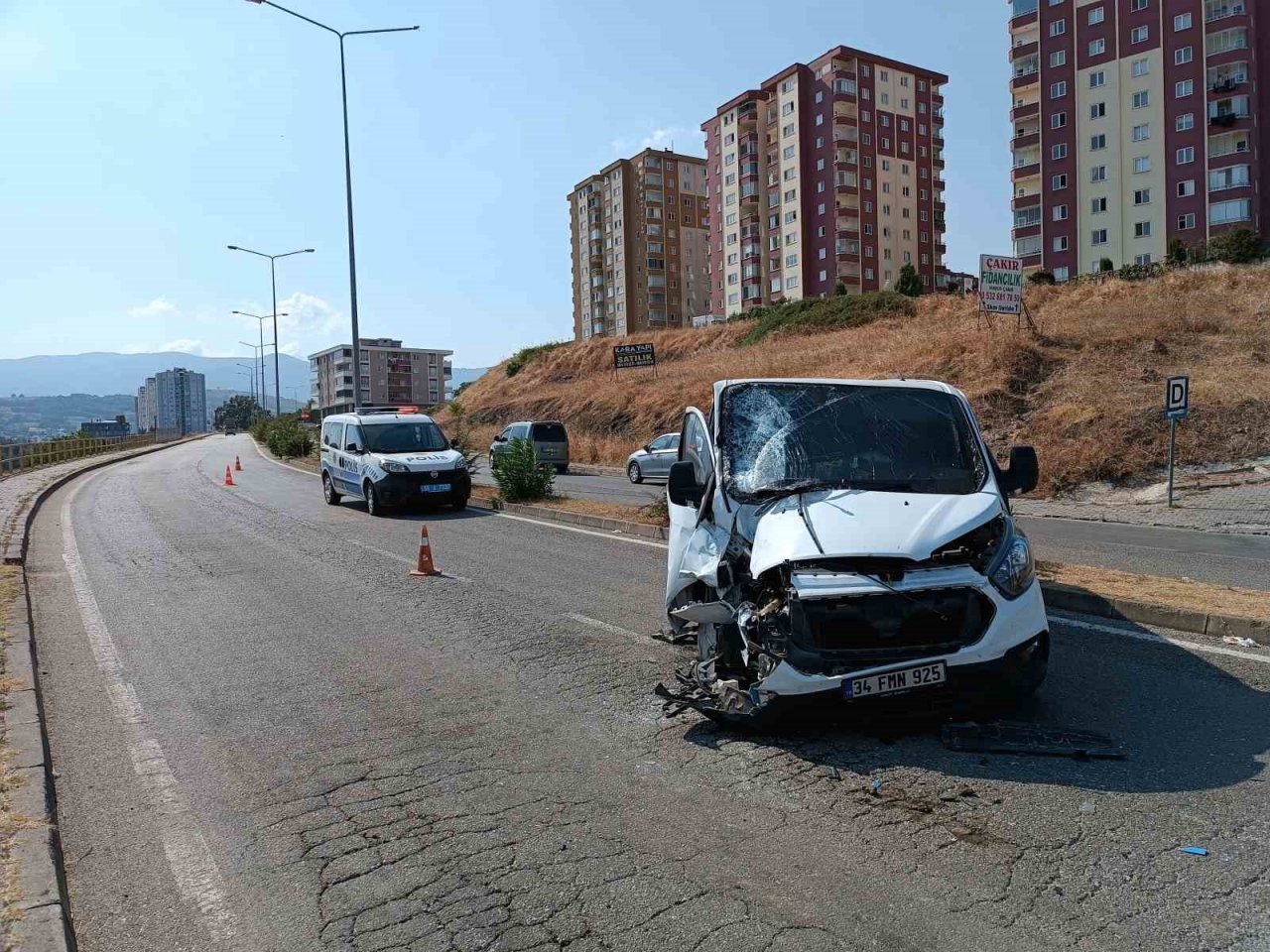 Para dolu nakil aracı otobüsle çarpıştı: 4 yaralı