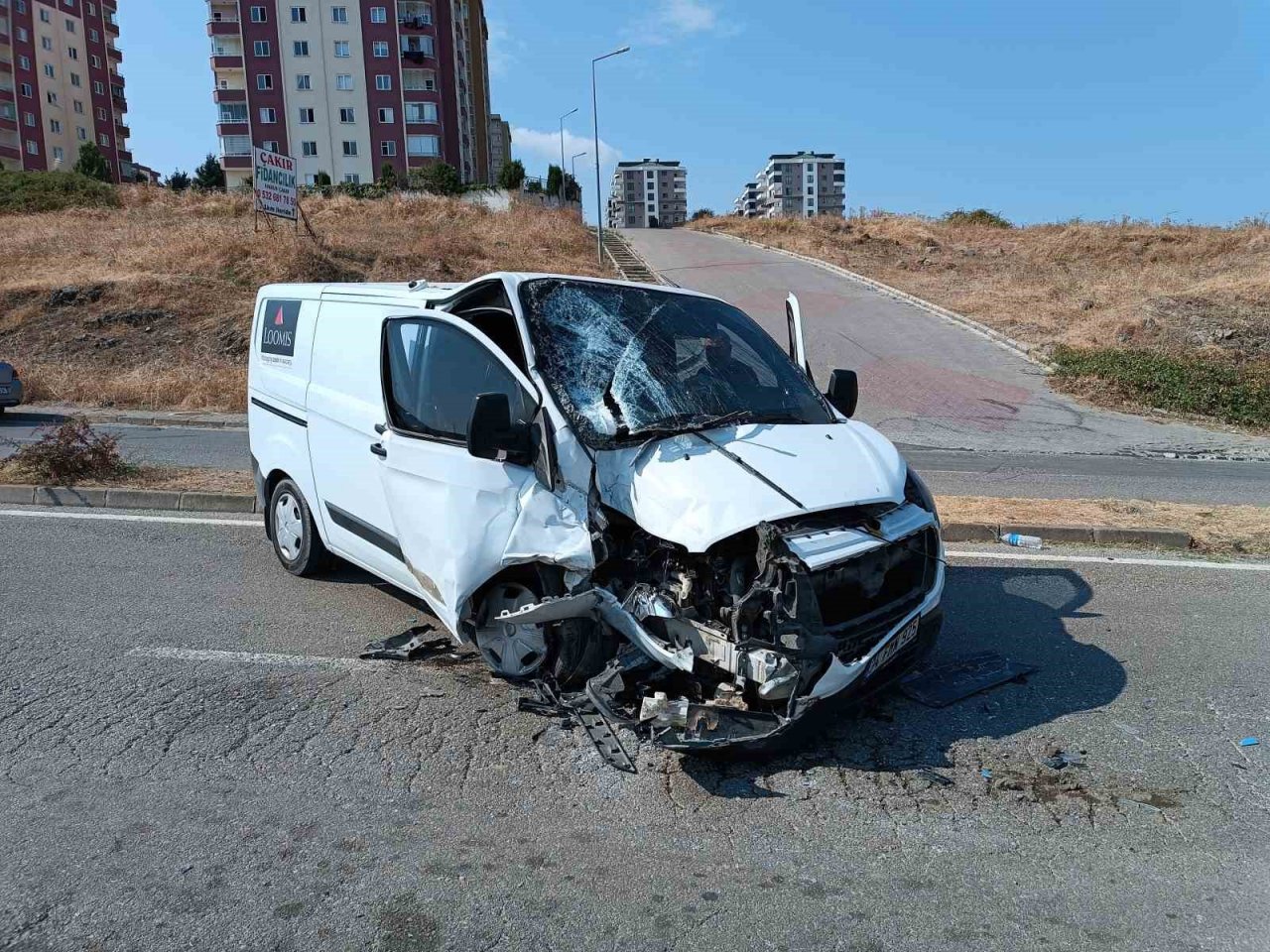 Para dolu nakil aracı otobüsle çarpıştı: 4 yaralı